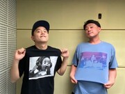 ふくちゃんTシャツを着るゾフィー上田(左)とおしゃスタTシャツを着るサイトウ(右)。