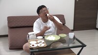「それって実際!?どうなの課」でゆで卵を食べ続けるWエンジン・チャンカワイ。(c)中京テレビ
