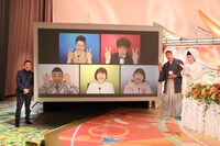 「新婚さんいらっしゃい！」でリモート結婚式を行う、チェリー吉武、たんぽぽ白鳥夫妻と立会人の桂文枝（左）、モニター内のリモートゲストたち。(c)ABCテレビ