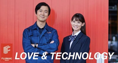 左からアキラ100%、秋本帆華。