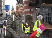 ヒロシ、園児の行列に紛れ込んでカメラマンとはぐれる