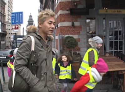 「迷宮グルメ 異郷の駅前食堂」でベルギーを訪れ、園児の行列に紛れ込んでカメラマンとはぐれるヒロシ。(c)BS朝日