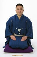 語り・黒衣役の桂吉弥。