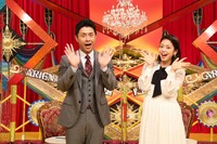 進行の（左から）榎並大二郎アナ、杉原千尋アナ。(c)フジテレビ
