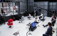 客席でネタを鑑賞する芸人たち。