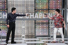 ネタを披露するしずる。