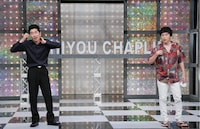 客席の芸人たちとトークするしずる。