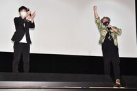 初日舞台挨拶に登壇したジャルジャル後藤（左）と木下半太監督。