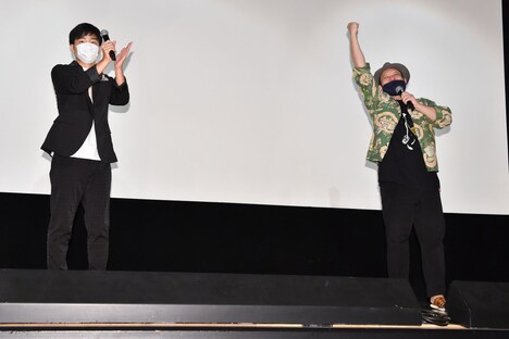 初日舞台挨拶に登壇したジャルジャル後藤（左）と木下半太監督。