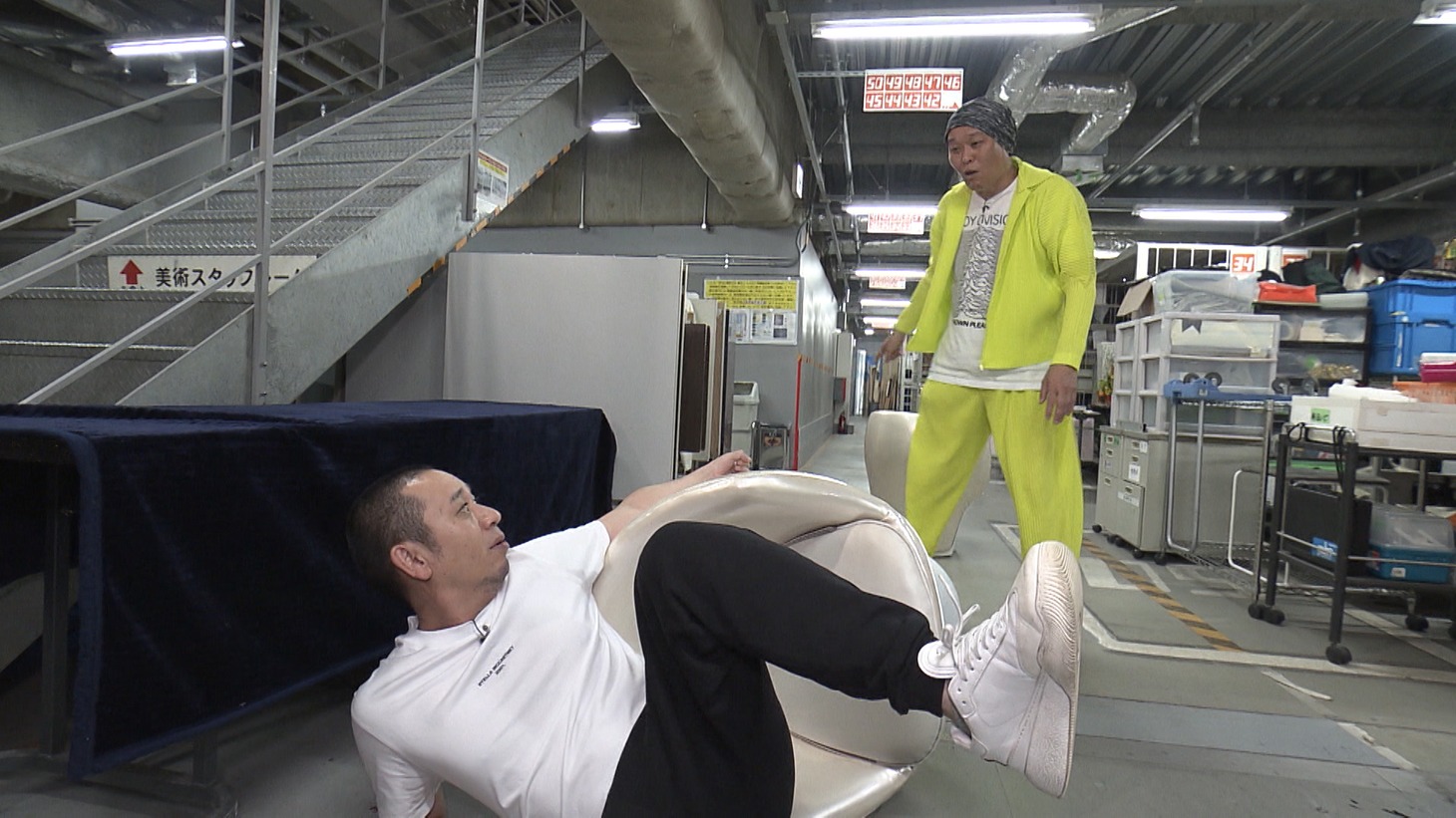「相席食堂」で罰ゲームロケに臨む千鳥・大悟（手前）と千原せいじ。 (c)ABCテレビ