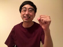 拳を握るおいでやす小田。