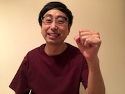 拳を握るおいでやす小田。