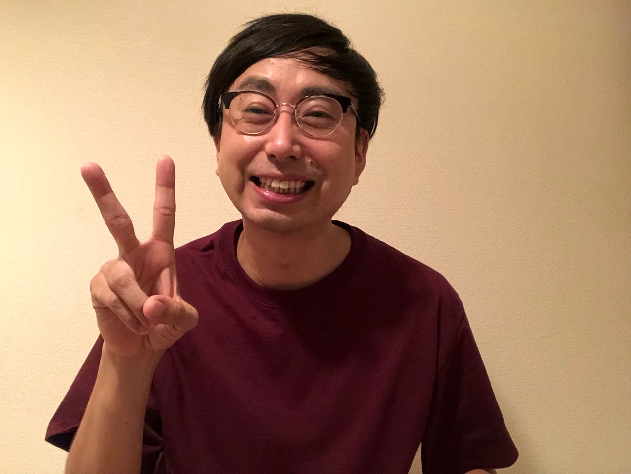 ピースサインのおいでやす小田。