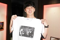手刷りTシャツを持つニューヨーク屋敷。