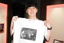 手刷りTシャツを持つニューヨーク屋敷。