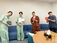 左からchelmico、バナナマン。