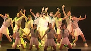 「内村文化祭'20~配信~」に出演する内村光良(中央)。写真は「内村文化祭'19 三茶」の様子。