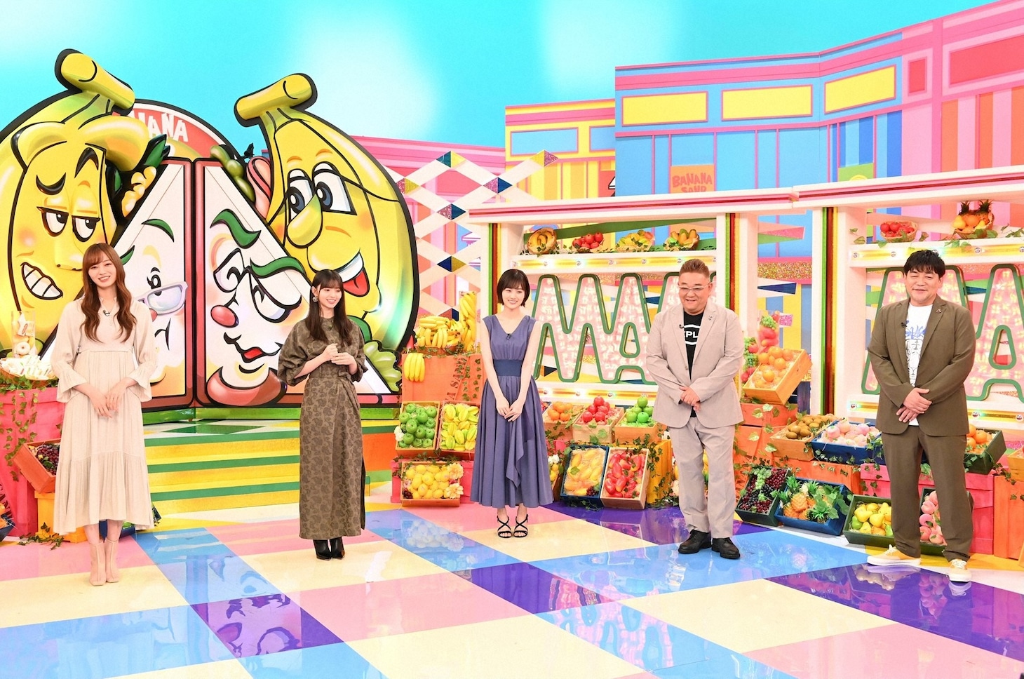 「バナナサンド」に出演する（左から）梅澤美波、齋藤飛鳥、山下美月（いずれも乃木坂46）と、サンドウィッチマン。(c)TBS