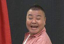 振り返り演技グランプリ」に挑戦する川畑泰史。