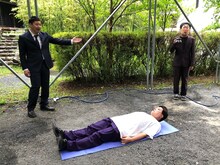 「でんじろうのTHE実験SP」で“絶対に汚れない”というTシャツをチョコレートプラネットが検証するワンシーン。(c)フジテレビ