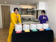 餅つき機を用いた検証に臨む、ぺこぱ。 (c)フジテレビ