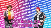Web動画「EXITのチャラ語でFORTNITEやっちゃわナイトプール」に出演するEXIT。