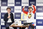 イベントの最後に「BKBKBKB」を披露したバイク川崎バイク(右)。