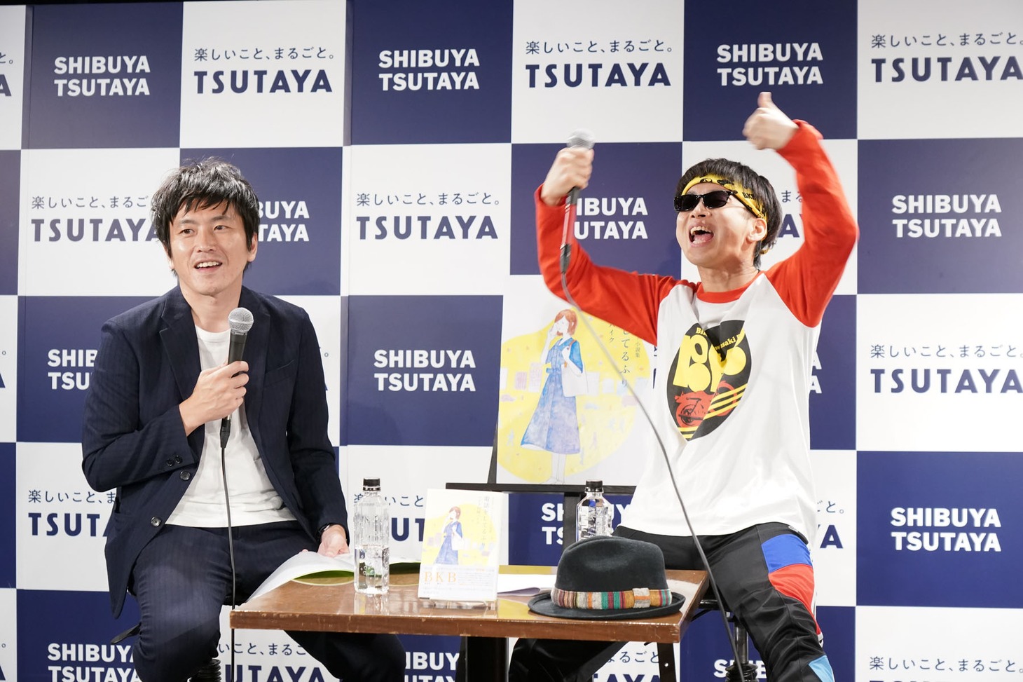 イベントの最後に「BKBKBKB」を披露したバイク川崎バイク（右）。