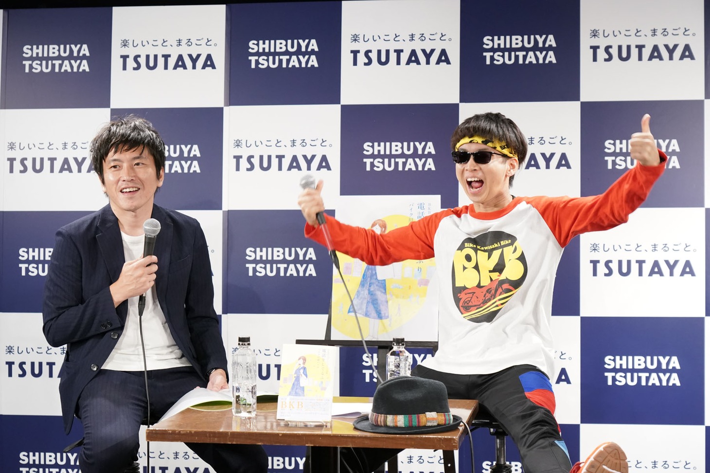 「ヒィーア！」とポーズを決めるバイク川崎バイク（右）。