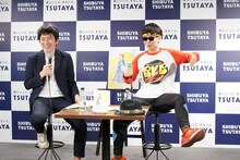 「BKB」を身体で表しながら「ススススス」と言うバイク川崎バイク（右）。