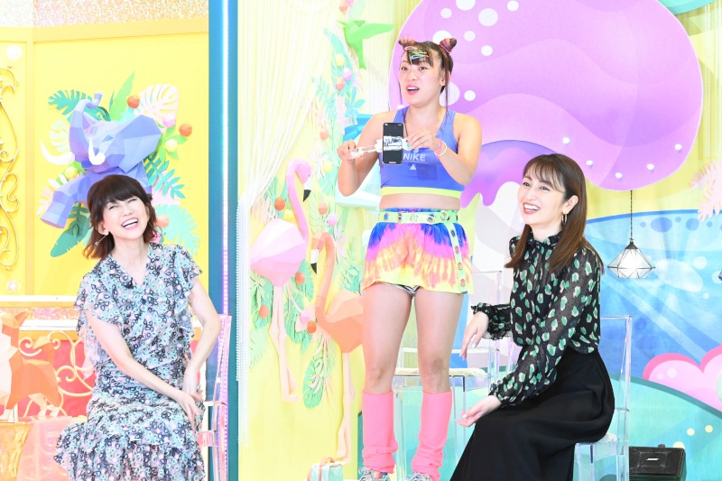 （左から）松本伊代、フワちゃん、矢田亜希子。(c)TBS