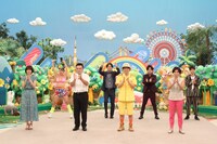 （前列左から）山崎夕貴アナ、アンタッチャブル、高嶋ちさ子、（後列左から）フワちゃん、ぺこぱ、陣内智則。(c)フジテレビ