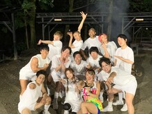 「アンタッチャブルのおバカワいい映像バトル どうぶつ軍VSにんげん軍」で“おバカワキャンプ”に臨む出演者たち。(c)フジテレビ