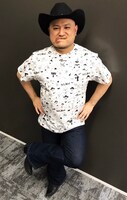 「ハリウッドザコシショウのものまね100連発ライブ！」特製Tシャツ（白）を着用するハリウッドザコシショウ。