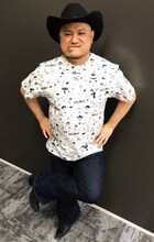 「ハリウッドザコシショウのものまね100連発ライブ！」特製Tシャツ（白）を着用するハリウッドザコシショウ。