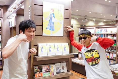 しずる村上(左)とバイク川崎バイク(右)。