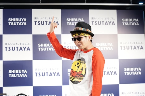 作家をイメージして帽子を被ってきたというBKB。