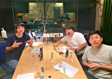 「空気階段の踊り場」に出演する空気階段とゲストの岡野陽一（右）。(c)TBSラジオ