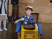 コリントゲームに興じる霜降り明星・粗品。(c)静岡朝日テレビ