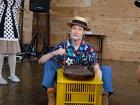 コリントゲームに興じる霜降り明星・粗品。(c)静岡朝日テレビ