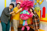 レゴポピーと対面した（左から）ミキ、上白石萌音。