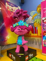 147時間かけて製作されたレゴポピー。