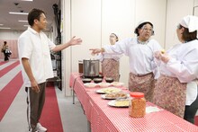 狩野英孝（左）、サンドウィッチマン伊達（右から2人目）ら。