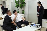 （左から）サンドウィッチマン、松井玲奈。