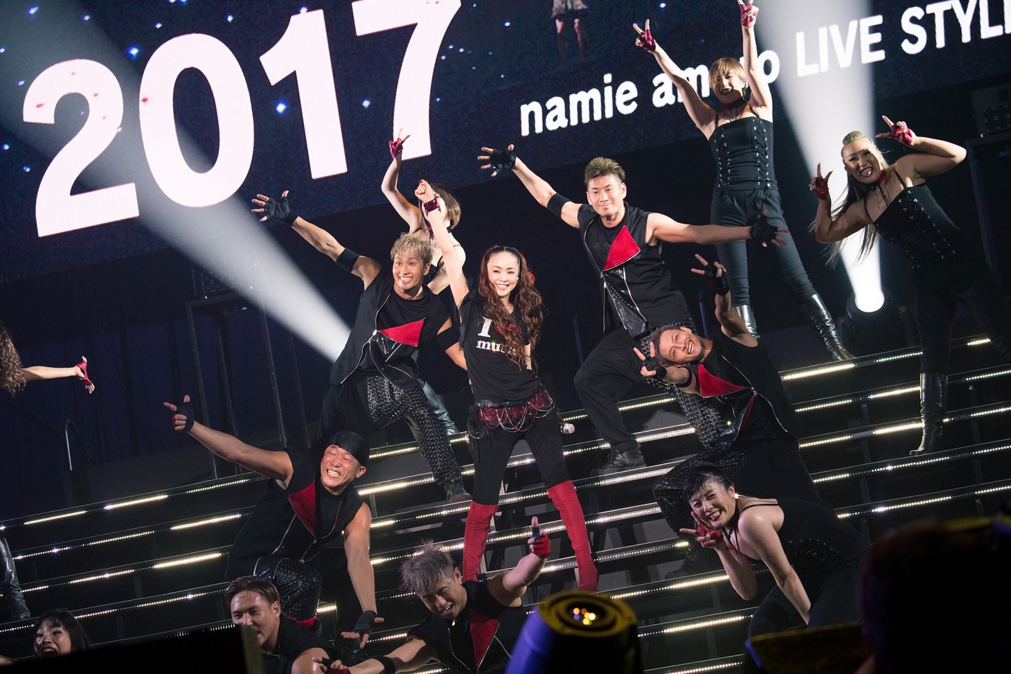 安室奈美恵によるライブの様子。