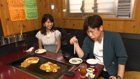 懐かしのお好み焼き店でのフットボールアワー後藤。左は舘山聖奈アナ。(c)関西テレビ
