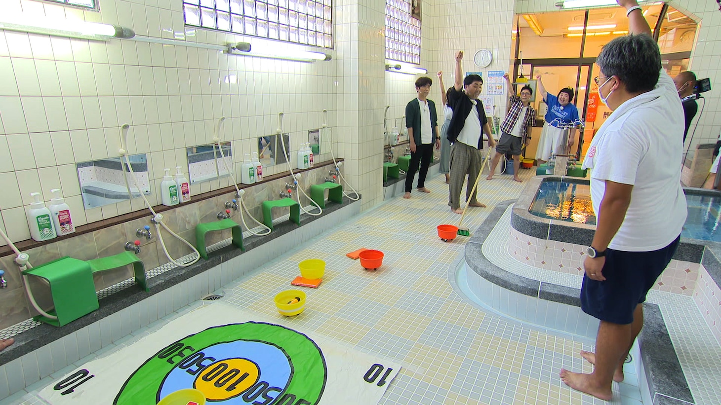 銭湯でのワンシーン。(c)関西テレビ