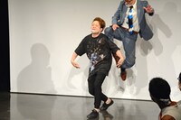 かもめんたる槙尾に延髄斬りを食らわせるイワイガワ・岩井ジョニ男。
