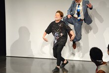 かもめんたる槙尾に延髄斬りを食らわせるイワイガワ・岩井ジョニ男。