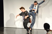 かもめんたる槙尾に延髄斬りを食らわせるイワイガワ・岩井ジョニ男。